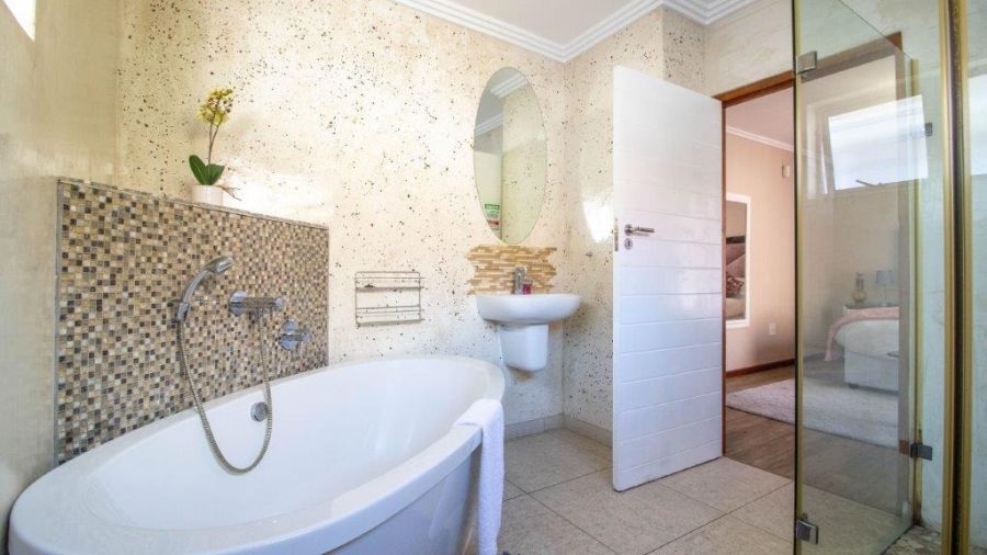 5 Bedroom Property for Sale in Gonubie Eastern Cape